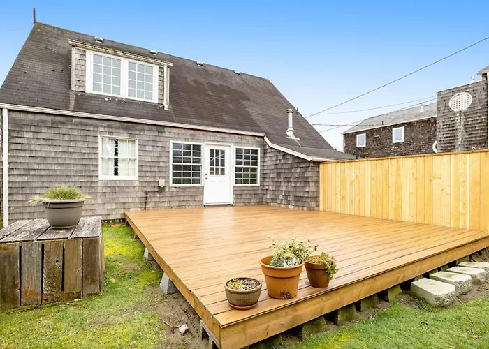 Charming Dog-Friendly Cottage With Sauna Easy Beach Access Deck & Yard